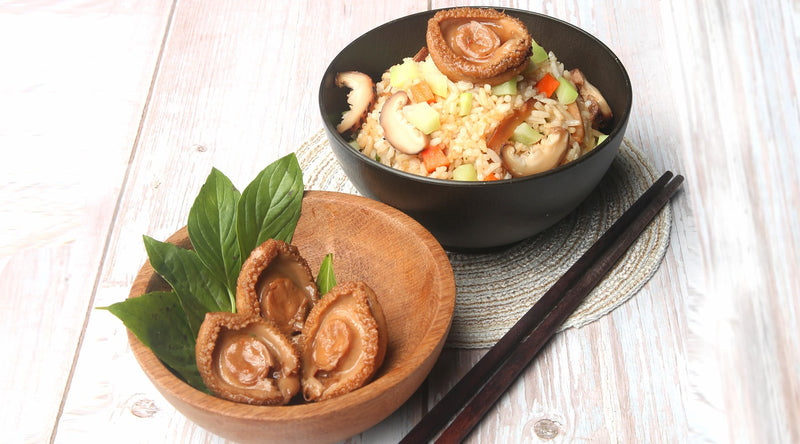 Abalones and abalone fried rice in bowls.